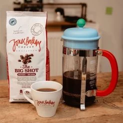Jones Brothers Coffee The Big Shot Koffiebonen - 6 X 500 Gram -Koffie Kunst 1200x1200 154