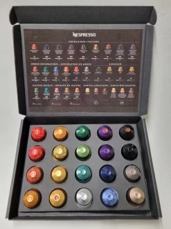 Koffie Proeverij Pakket Met 20 Stuks Verschillende Smaken En Mystery Card 'Enjoy The Sweet Moment' Met Persoonlijke (video) Boodschap | Verjaardag | Sinterklaas | Kerstpakket | Vaderdag | Moederdag | Jubileum | Valentijnsdag -Koffie Kunst 899x1200 4