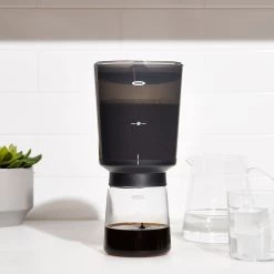 OXO Brew Compact Cold Brew Coffee Maker - 5.3" X 5.2" X 8.6" 7 OXO Brew Compact Cold Brew Coffee Maker - 5.3" X 5.2" X 8.6" -Koffie Kunst OXO Brew Compact Cold Brew Coffee Maker 1